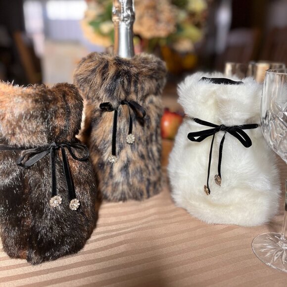 Plush Faux Fur WINE SLEEVES with a touch of glitz and glamour - Picture 5 of 5